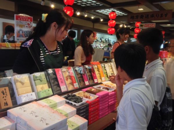 School children in Kyoto sampling the daifuku treaties Daifuku in Kyoto