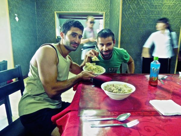 Stefan et sébastien tiennent un plat de Buuz dans leur main Stefan et sébastien tiennent un plat de Buuz dans leur main