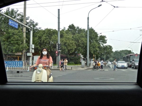 Chinoise porte un masque Chinois en scooter portent un masque, à Pékin en Chine