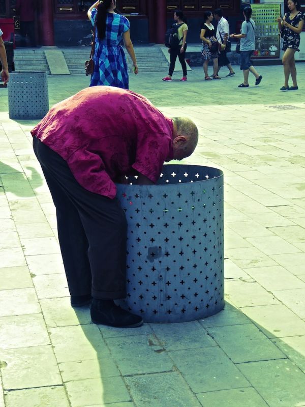 Vieil homme collecte des bouteilles en plastique Vieil homme collecte des bouteilles en plastique pour les revendre