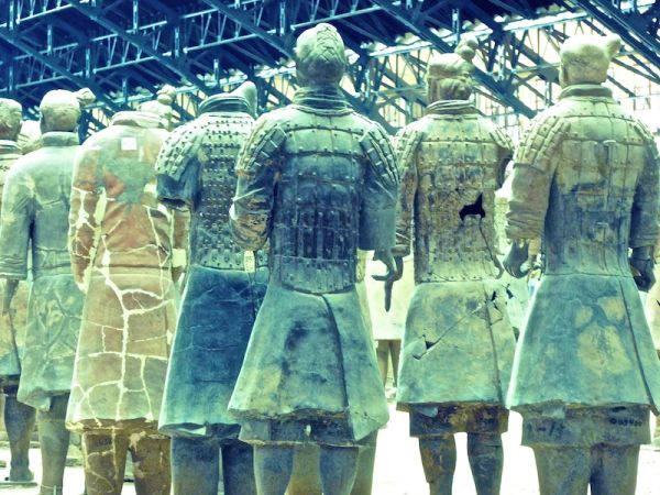 L'armée de terre cuite vue de dos L'armée de terre cuite vue de dos