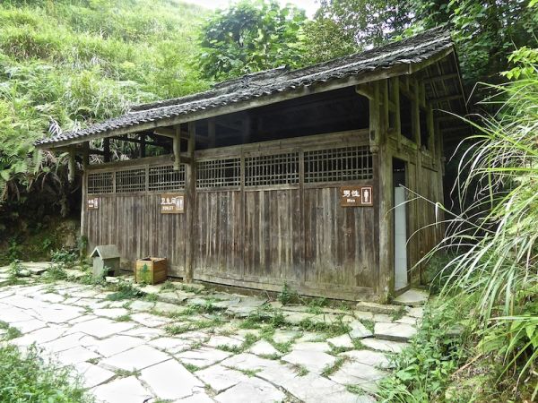 Toilettes publiques au milieu de nulle part Même au milieu de nulle part en Chine, on trouve des toilettes publiques !