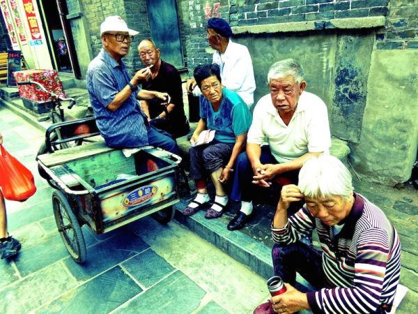Les habitants de Pingyao Des habitants se retrouvent à la fin de la journée dans la vieille ville de Pingyao