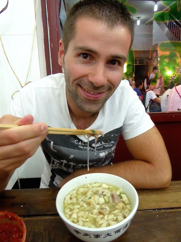 Soupe Yangrou Pao Mo "Yangrou Pao Mo" : Soupe de mouton aux miettes de pain dans le quartier musulman de Xian