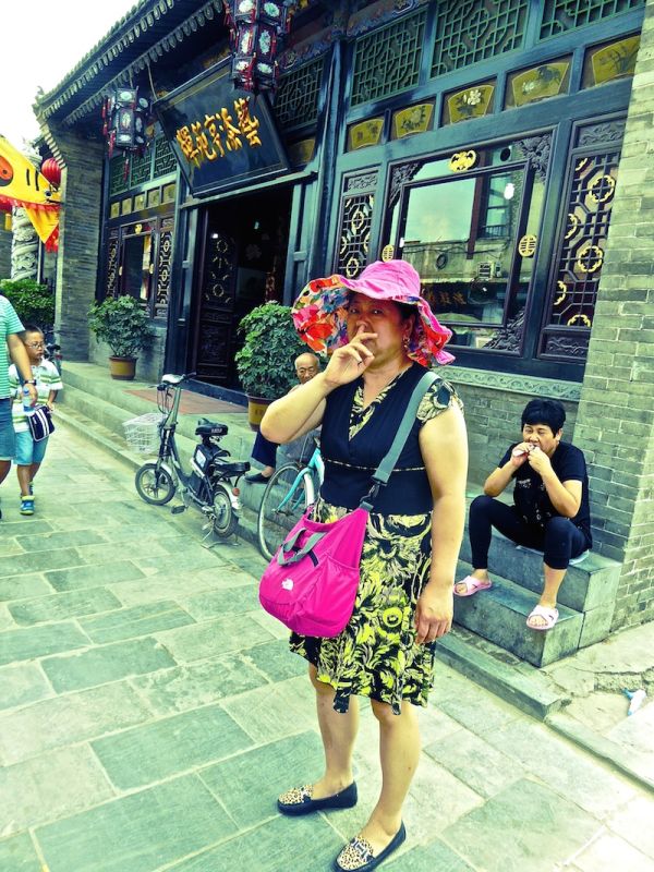 Curage de nez à Pingyao Prise en flag ! Une touriste chinoise se cure le nez à Pingyao