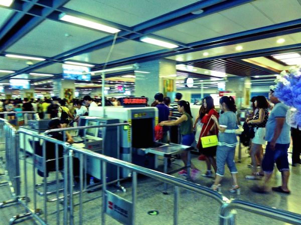Sécurité dans une station de train en Chine Contrôle de sécurité dans une station de train en Chine à Kunming