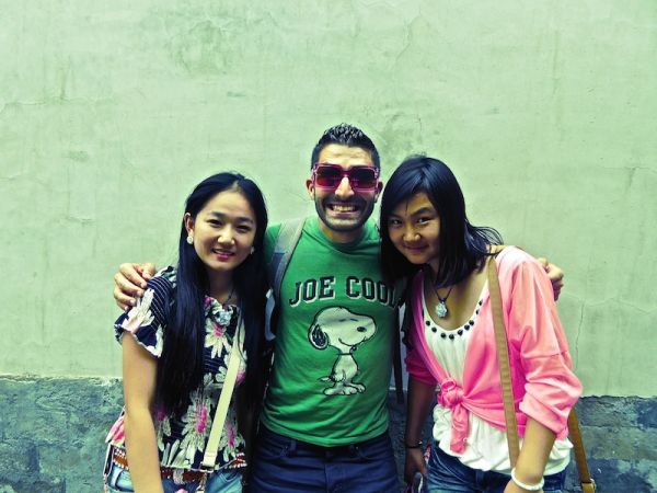 Stefan et ses nouvelles copines Stefan pose avec ses deux nouvelles copines au Palais d'été de Pékin