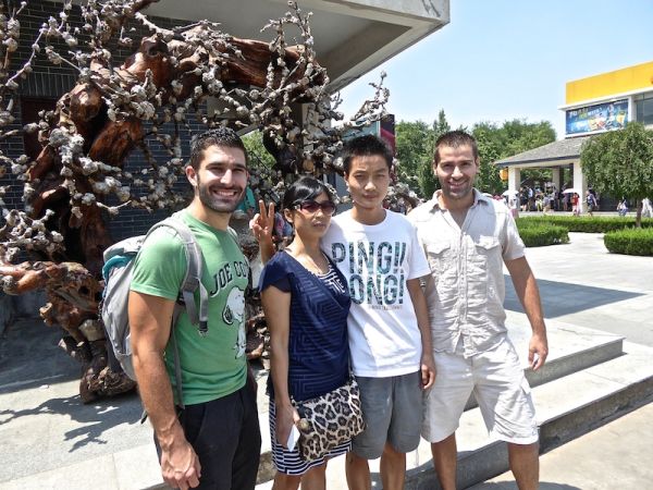 Mère et fils posent avec nous à Xi'an Mère et fils posent avec nous à Xi'an