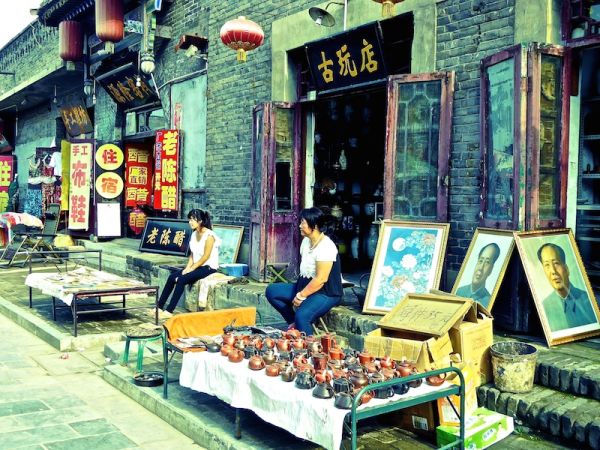 Vendeurs de rue à Pingyao Vendeurs de rue à Pingyao (portrait de Mao en arrière plan)