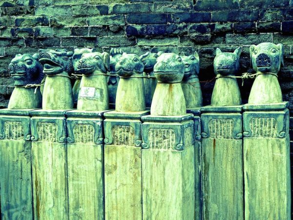 Figurines en pierre à Pingyao Figurines en pierre dans une ruelle dans la vieille ville de Pingyao