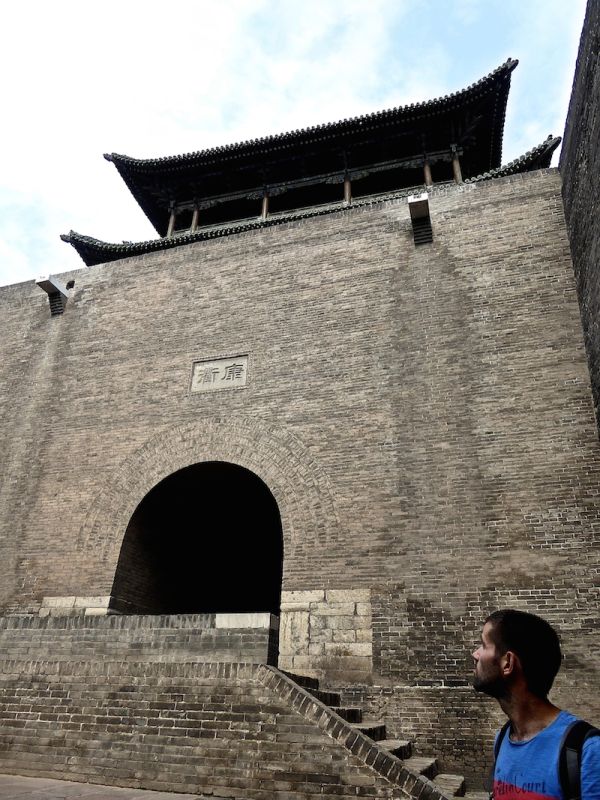 La porte Ouest de Pingyao Sebastien admire la porte Ouest et les ramparts de la ville