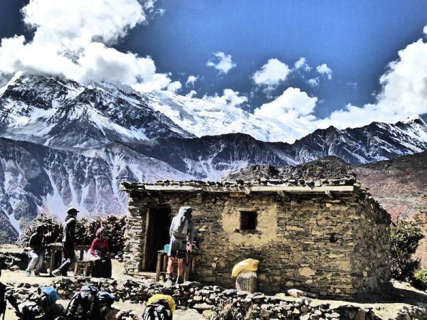 Yak Kharkha dans les Himalayas vue du Village de Yak Kharkha - tour des Annapurnas