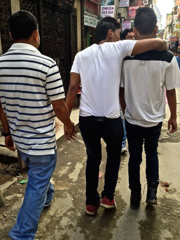 Affection entre garçons au Népal Un groupe d'amis se baladent main dans la main