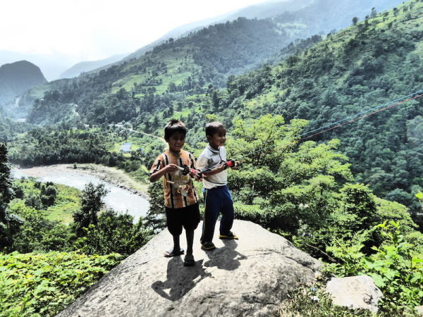 Deux enfants Bahundanda village Deux enfants jouent au cerf-volant dans les himalayas
