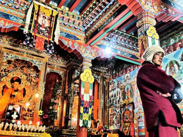 Moine Bouddhiste monastère haut-pisang Jeune moine bouddhiste dans le monastère du haut pisang dans les himalayas