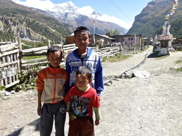 Enfants village de Braga himalayas Enfant célébrant Dashain - village de Braga