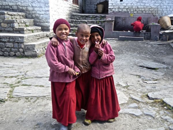 Enfants moines bouddhistes Enfant moines bouddhistes au temple de Muktinah