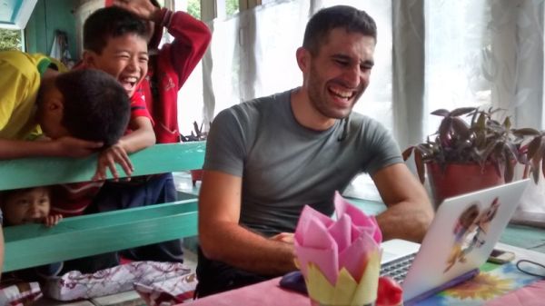 Des enfant rient des enfant rient derrière un ordinateur