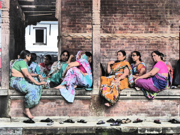 Népalaise en Sari Des femmes népalais vêtues de leurs saris colorés