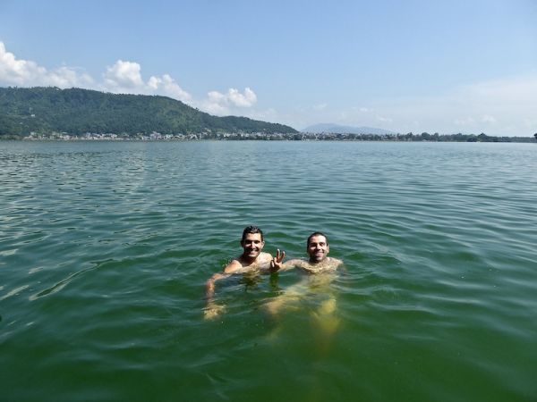 Nomadic Boys au Népal Nomadic boys se baignent dans le lac de Pokhara au Népal