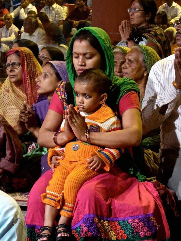 Woman praying with child at the Dashashwamedh Ghat Woman praying with child at the Dashashwamedh Ghat