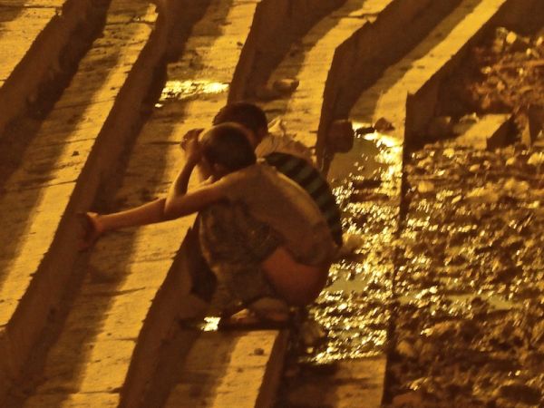 Boys taking a pooh in the Ganges Boys taking a pooh in the Ganges