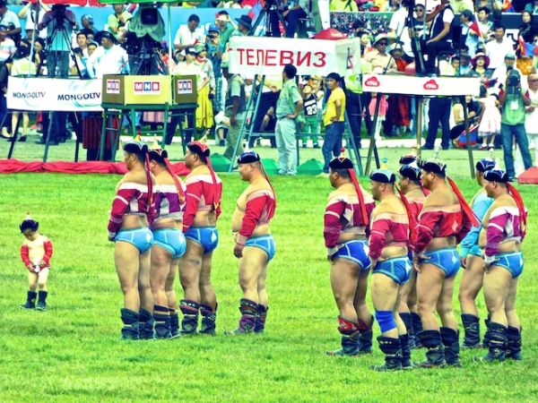 The wrestlers ceremonially lining up before the first rounds begin