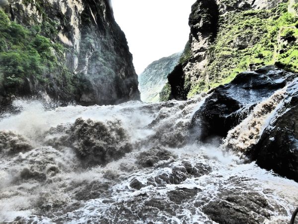 Hike the Tiger Leaping Gorge in one day
