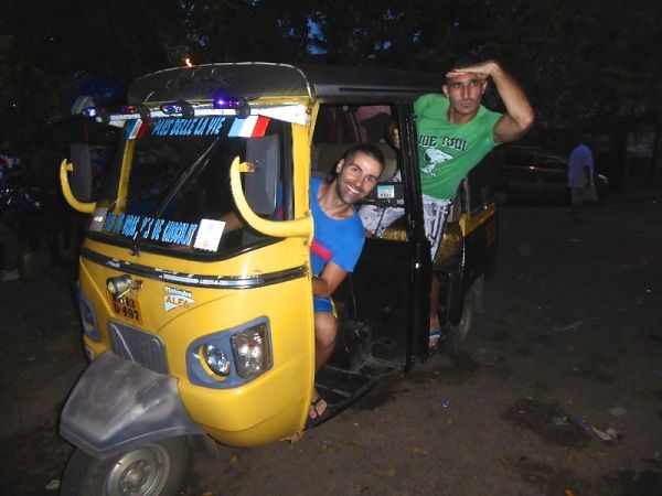 Podróżowanie jako para gejowska w Azji Indie tuk tuk Delhi