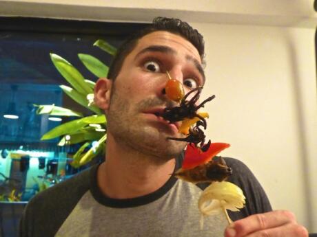 Stefan colocando uma tarântula frita