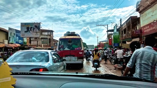 The crazy traffic from Phnom Penh to Siem Reap The crazy traffic from Phnom Penh to Siem Reap