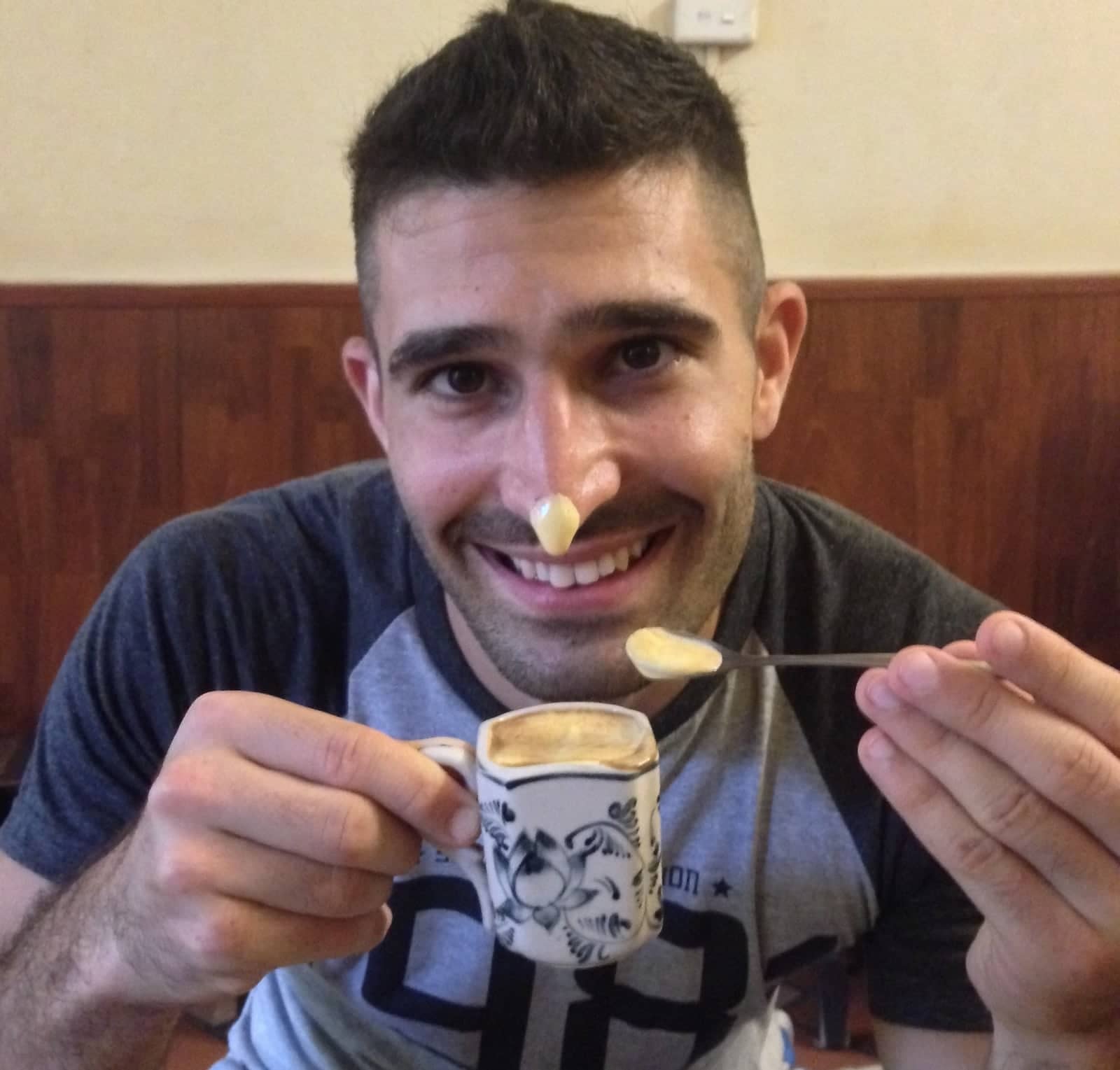 Stefan experimentando um delicioso café com ovo em Hanói