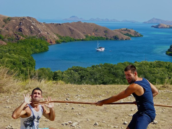 Gay pár cestující po Asii Rinca Island Komodo National Park Indonesia