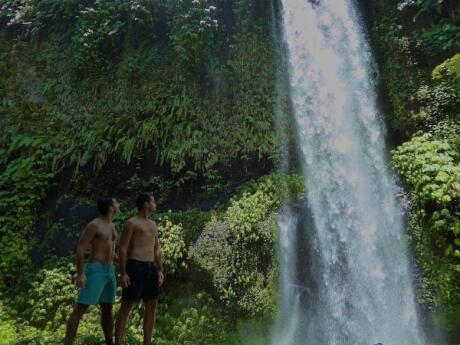 Gay couple at the Diyaluma Falls in Sri Lanka