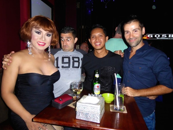 Gay pár cestující po Asii Bali Joe gay bar Seminyak Bali Indonésie