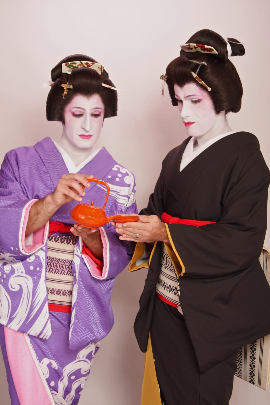 cambio de imagen de geishas en Tokio eligiendo kimonos