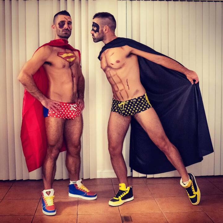 Vestindo-se como Superman e Batman para o Halloween