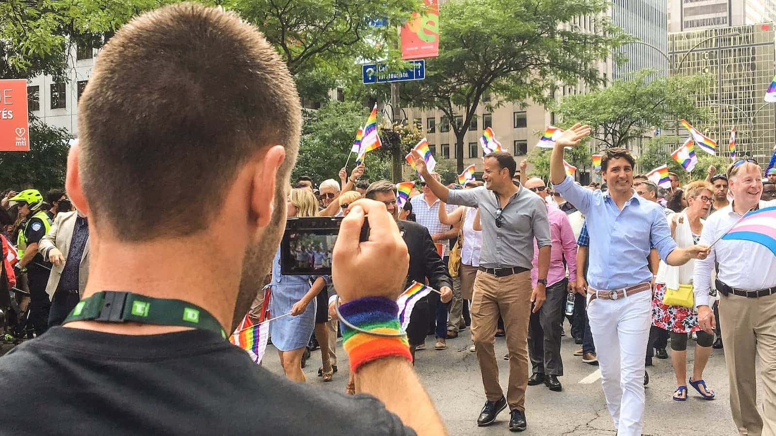 Leo Varadkar e Justin Trudeau sacudindo as ruas de Montreal durante o Orgulho do Canadá