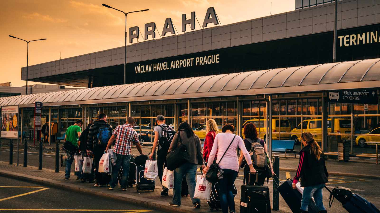 er zijn een aantal openbare bussen te krijgen van de luchthaven van Praag naar het stadscentrum