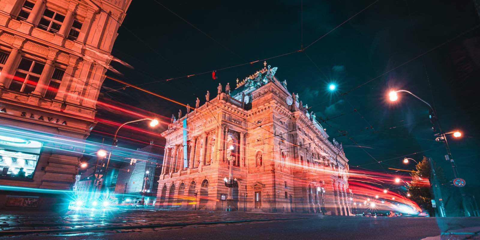 Llegar al aeropuerto de Praga por la noche no siempre es lo más conveniente para llegar al centro de la ciudad, pero al menos la ciudad es bonita por la noche.