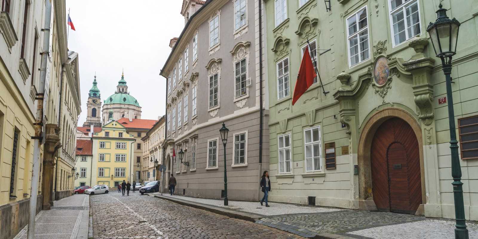  Les rues historiques de Prague sont jolies mais pas les plus faciles pour conduire votre propre voiture ou une voiture de location.