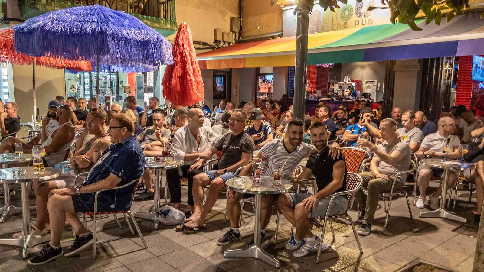 Das Schwulenviertel von Sitges befindet sich hauptsächlich um die Institution der Schwulenbar Parrots, Hotel und Restaurant