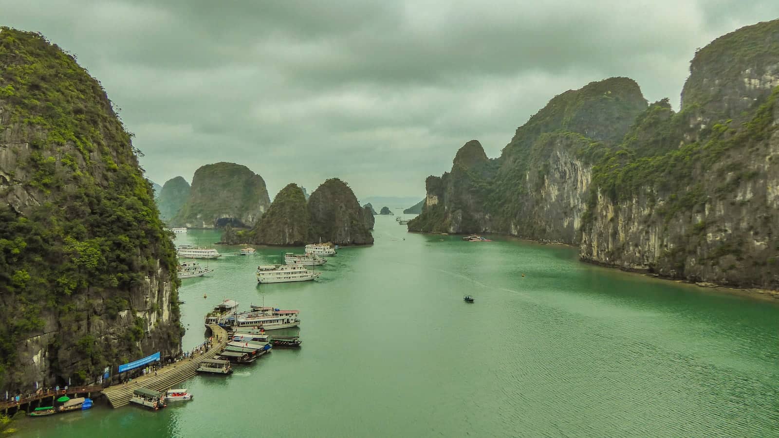 A Baía de Halong, no Vietnã, tem o maior ecossistema de ilha de calcário da Ásia