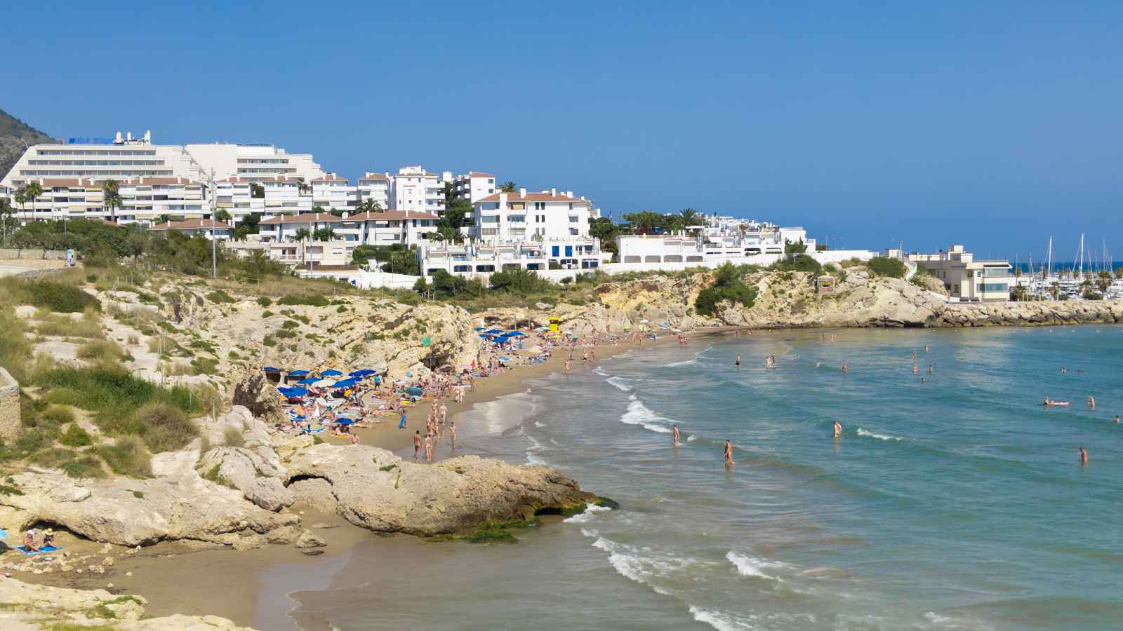 Balmins gay beach é um lugar muito popular para viajantes LGBTQ em Sitges