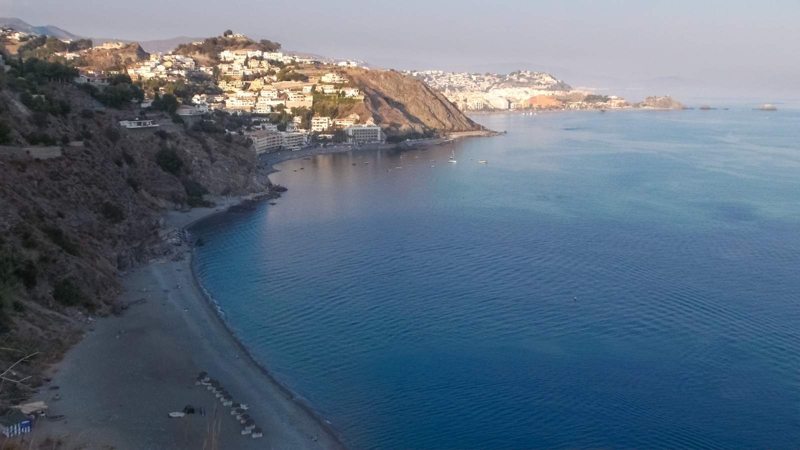 Playa del muerto je gya pláž poměrně daleko od Barcelony a Sitges, ale velmi odlehlá