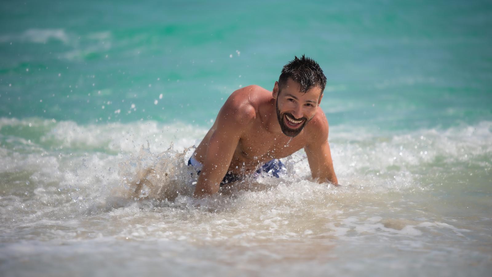 Sebastien de Nomadic Boys jugando en el mar en Barcelona