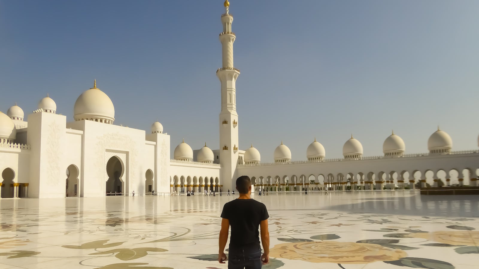 Gay guy in the UAE exploring the gay scene of Dubai and Abu Dhabi
