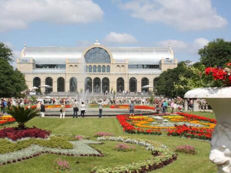 If you like pretty gardens even a little you will LOVE the stunning (and huge) botanical gardens in Cologne