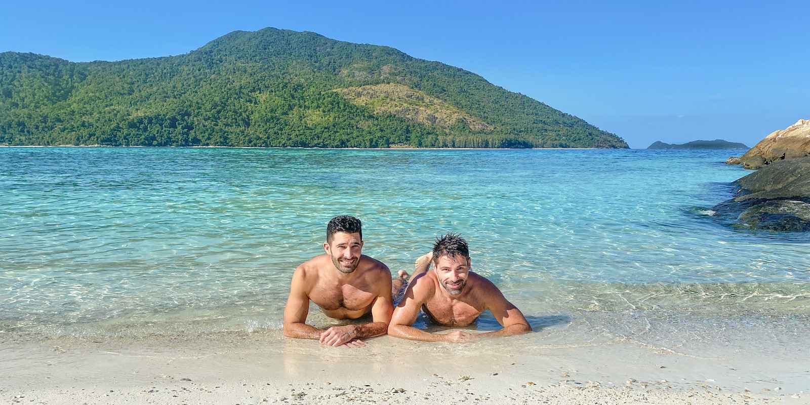 Nomadic Boys Stefan e Sebastien posando numa das muitas belas praias gays de Phuket