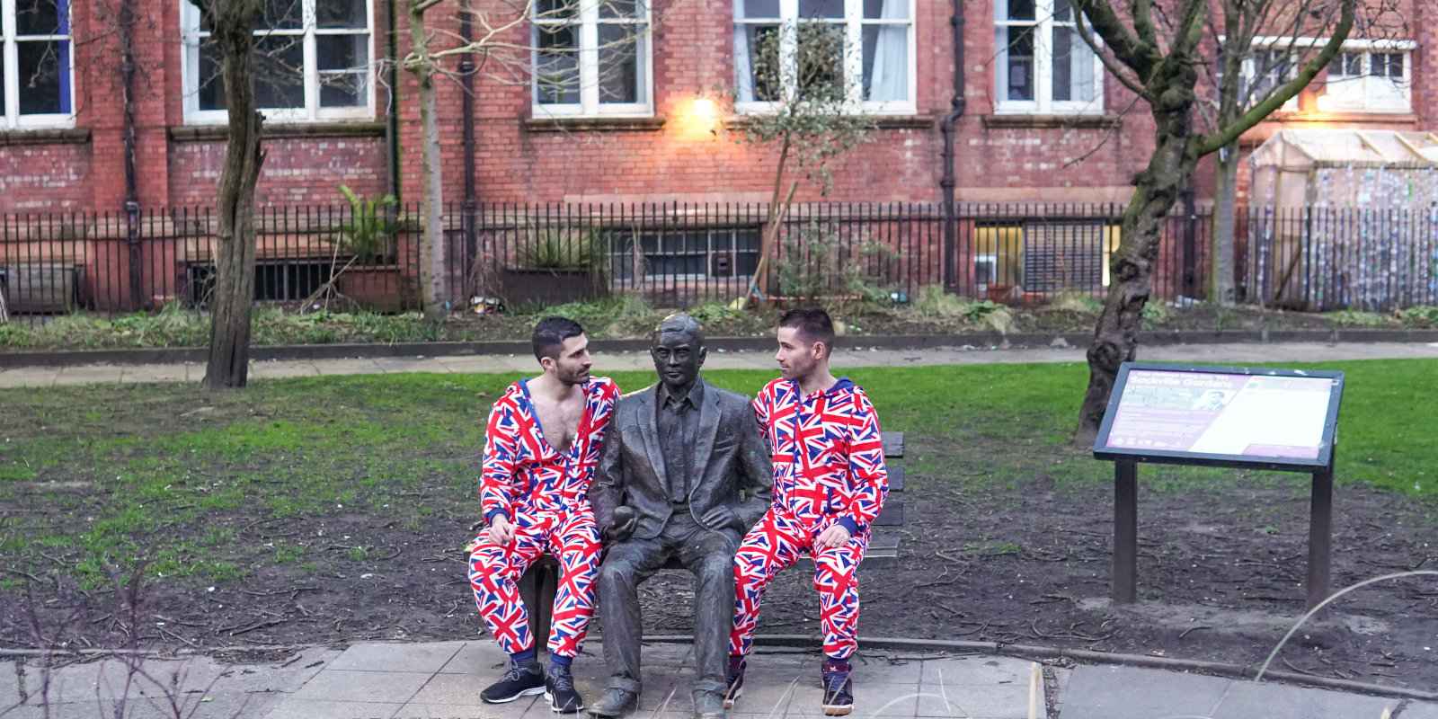 Du vil ikke finde den rigtige Alan Turing, når du cruiser i Manchester, men du vil måske finde denne statue